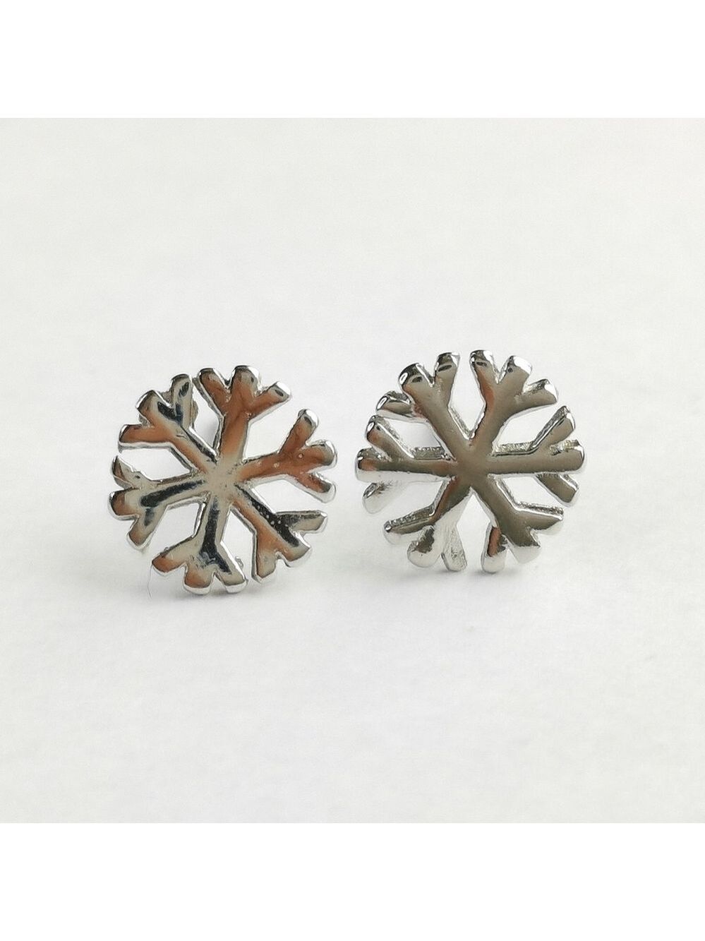 Sterling silver snowflake stud earrings 🆕